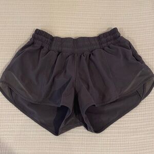 LULULEMON HOTTY HOT 2.5 INSEAM SHORTS LOW RISE size: 0